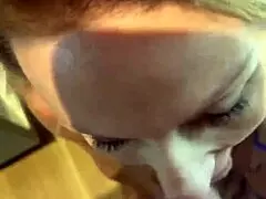 Jag böjer mig över Alineflavio för hemmagjord doggy orgasm