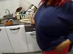 madura bbw en la cocina licking big tits