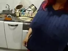 madura bbw en la cocina licking big tits