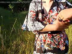 Maljava zrela šeta na nudističkoj plaži!