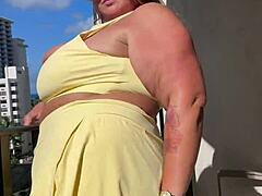 BBW MILF plaagt met enorme hangende tieten op vakantie, houdt het SFW maar verleidelijk