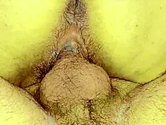 Γαμώ και τελειώνω μέσα στη γυναίκα του φίλου με ξυρισμένο μουνί και τεράστιο καυλί