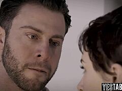 Velkoprsá MILF sestra šuká manžela paralyzovaného pacienta na posteli 😏