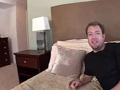 Masturbacija seksi milf na krevetu