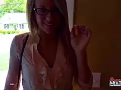 Plavuša MILF seksića Anya duboko prstima i puni mokru pičku seks igračkama