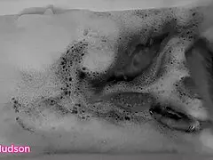 Banyoda oyuncaklarla oynuyorum, Kity Hudson