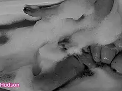 играя с секс играчки в банята, Кити Хъдсън