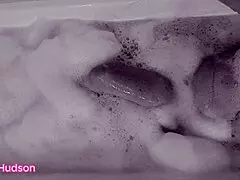 Banyoda oyuncaklarla oynuyorum, Kity Hudson