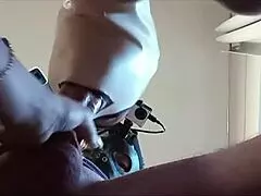 Milf nua de meia-calça dá boquete guloso e engole tudo