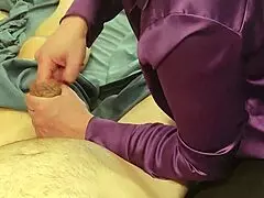 Vain katselen kun äitipuoli työntää sormensa syvemmälle muhun