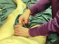 Csak nézem, ahogy a mostohaanya mélyebbre csúsztatja az ujját belém