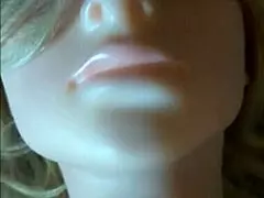 U prozoru, na stepenicama i podu - divlje jebanje seks lutke svuda