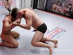 Brandi Mae dominira Jacka Fridayja v mešanem rokoborbi, sesa kurca v divjem dvoboju