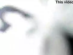 Sladká holka cumuje s dálkovým vibrátorem ve veřejném parku.