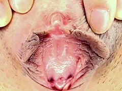 Madrastra japonesa morena domina en sexo bajo la ducha