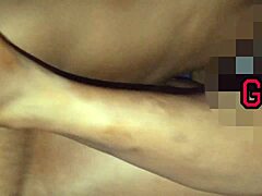 İki aşık dar sulu sekste kıyafetleri yırtıyor gizli kamera