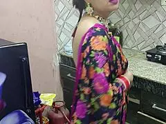 देसि भाभी पति को धोखा देती है, देवर से किचन में पाउंड होती है