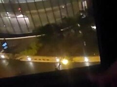 Pikkuinen kuuma nainen runkkaa avoimesti hotellin ikkunalla kaikille näytille