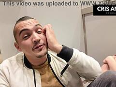 Brunetka głęboko gardłuje i pieprzy sąsiada w windzie podczas blackoutu