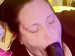 قزمة ساخنة سمينة تمص وتبتلع زب أسود كبير، تختنق بالماء.