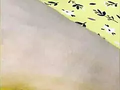 الزوجة تفلاش بزازها الكبيرة وهي تقود السيارة