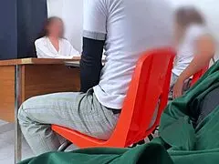 Professora mexicana dando exame extra aos alunos na sala, há outra forma de passar, ela pede o corpo para aprovar a matéria, é tão tabu