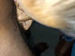 セクシーなミルフがバックで犯されながら、見知らぬ黒人チンポを拒否したよ