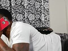 Blekkdronning Genevieve Sinn får Rome Major til å komme på hennes store pupper