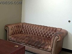 Hej, koukej na Miu Marks na gauči, sólo casting, tak úzká díra!