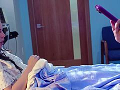 이상한 병원에서 레즈비언 간호사와 의사들 위트니 라이트, 케이시 칼버트, 라이언 킬리, 사라 반델라와 함께.