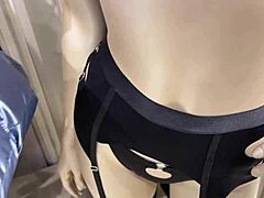 mağaza soyunma kabininde yeni iç çamaşırını denerken mastürbasyon