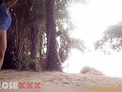 Ei, essa negra tá provocando duro na praia, tão quente!