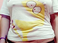 Ja sam Aurora Estelar, kurvava Latina MILF domaćica, pokazujem svoje velike prirodne sise solo za huntr666 u amaterskom uživanju.