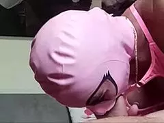 Milf radi deepthroat pušenje u mrežastim čarapama i štiklama sa creampie