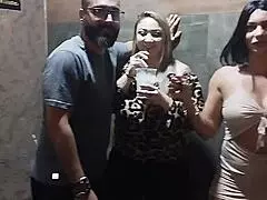 Sledujem ako Lene berie veľký kokot na swingerskej párty v kúpeľni