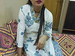 Mummy Sauteli bicara kotor dengan anak tiri muda 18+ di cam tersembunyi. Dia siap chudai liar dan cunilingus sambil bungkuk.