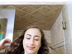 매력적인 18+ 브루넷 틴이 샤워해 😊