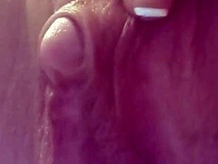 Ei, essa milf petita tem clitóris gigante e adora punhetar na tua frente 😍