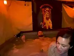 Rask creampie jacuzziknull med Santana Red i het gruppe-tabu