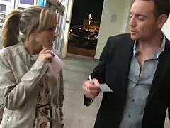 Pristine Edge bedrager manden smukt