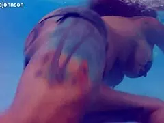 Wow Melissa Sirena navduši ob bazenu s seksi tetovažami