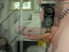 Büyük sik masaj tabancasıyla vahşi fetiş şovda savaşıyor