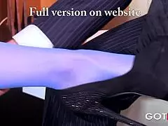 Milf secretary does foot fetish with boss 😏