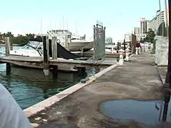 هاوية MILF بصدر كبير ترتدي تيشرت مبلل في سرعة جنسية برية. ملابس ممزقة لعملية هزة قوية!