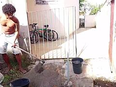 미시가 수리공한테 엉덩이로 대납하고 애널 크림파이 분수