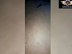 Ο τατουατζής μιμείται την Anitta ενώ κάνει τατουάζ στο μοντέλο Alexia Duucan TS. Καλύτερες στιγμές της tgata να παίρνει τατουάζ στον κώλο.