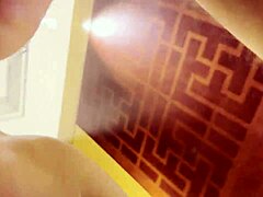 Monika Fox antaa kotipillun rimmauksella ja anaalilla suihkun jälkeen.