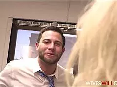 Stara varalica kuća jebe zaposlenog da spasi posao!