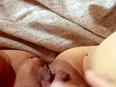 MILF abre buceta bem escancarada pra você