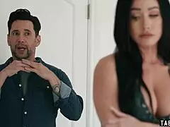 Luring fyr trøster og knuller petite milf-romkamerat Jennifer White